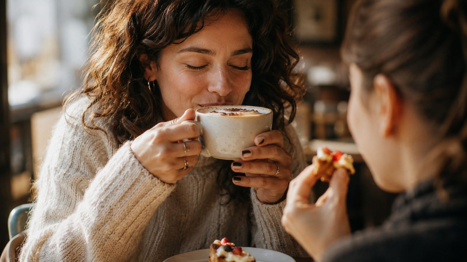 Une femme prépare un petit-déjeuner équilibré avec un lait végétal
